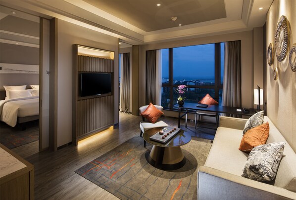 1 ห้องนอน, เครื่องนอนระดับพรีเมียม, มินิบาร์, ตู้นิรภัยในห้องพัก