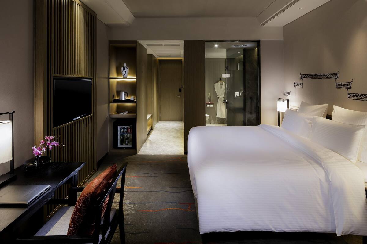 Premium bedding, minibar, in-room safe, desk