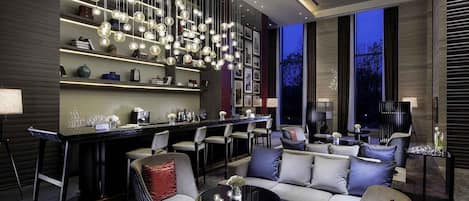 2 bars/lounges