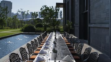 3 restaurants, breakfast, lunch, dinner served; Regional cuisine