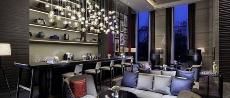 2 bars/lounges