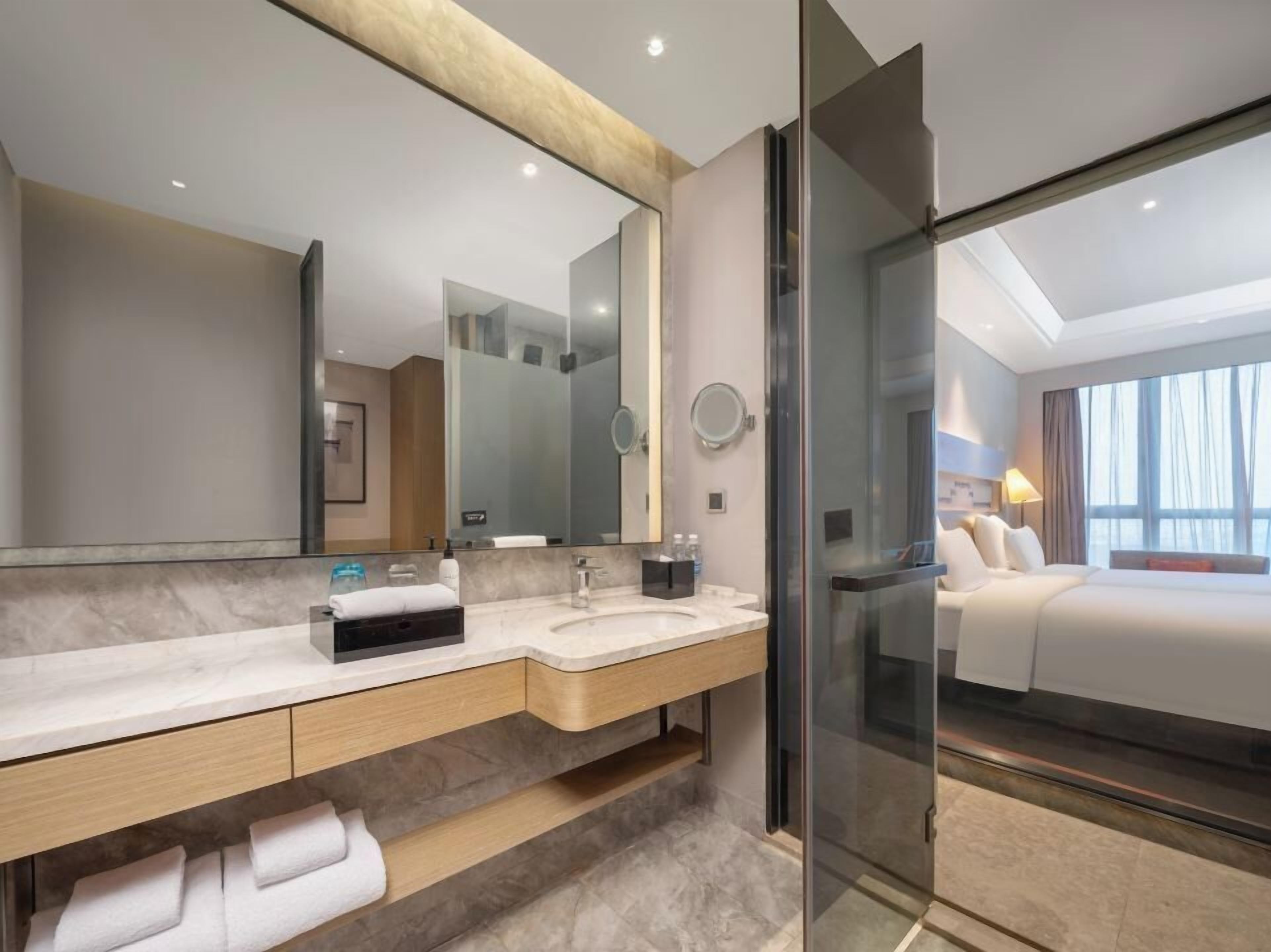 淋浴设施、免费洗浴用品、吹风机、浴袍