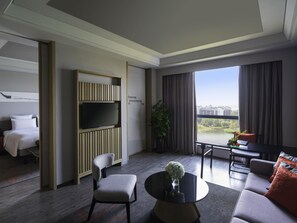 Suite superior, 1 cama de matrimonio grande, Acceso al salón del club | Ropa de cama de alta calidad, minibar, caja fuerte y escritorio