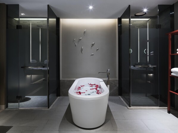 Suite, 1 cama de matrimonio grande, Acceso al salón del club (Ambassador) | Ropa de cama de alta calidad, minibar, caja fuerte y escritorio