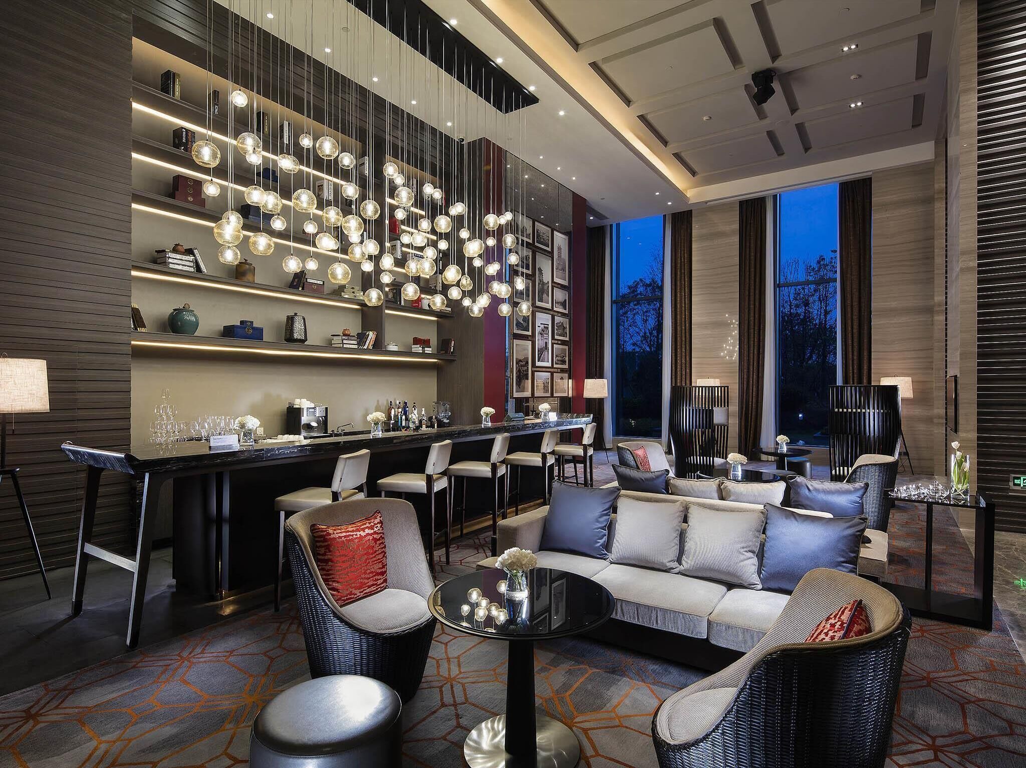 2 bars/lounges