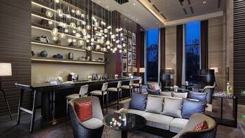 2 bars/lounges