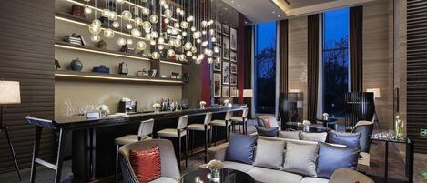 2 bars/lounges
