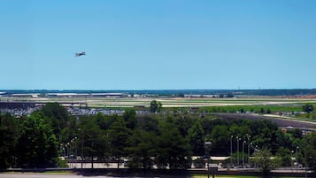 Una pista de aeropuerto con un avión a lo lejos.