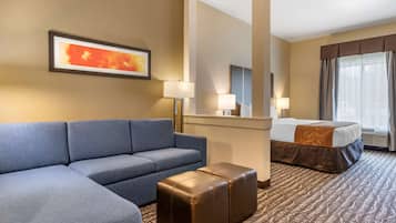 Suíte, 1 cama King e sofá-cama, acessível, para não fumantes | Camas com colchões pillow-top, escrivaninha