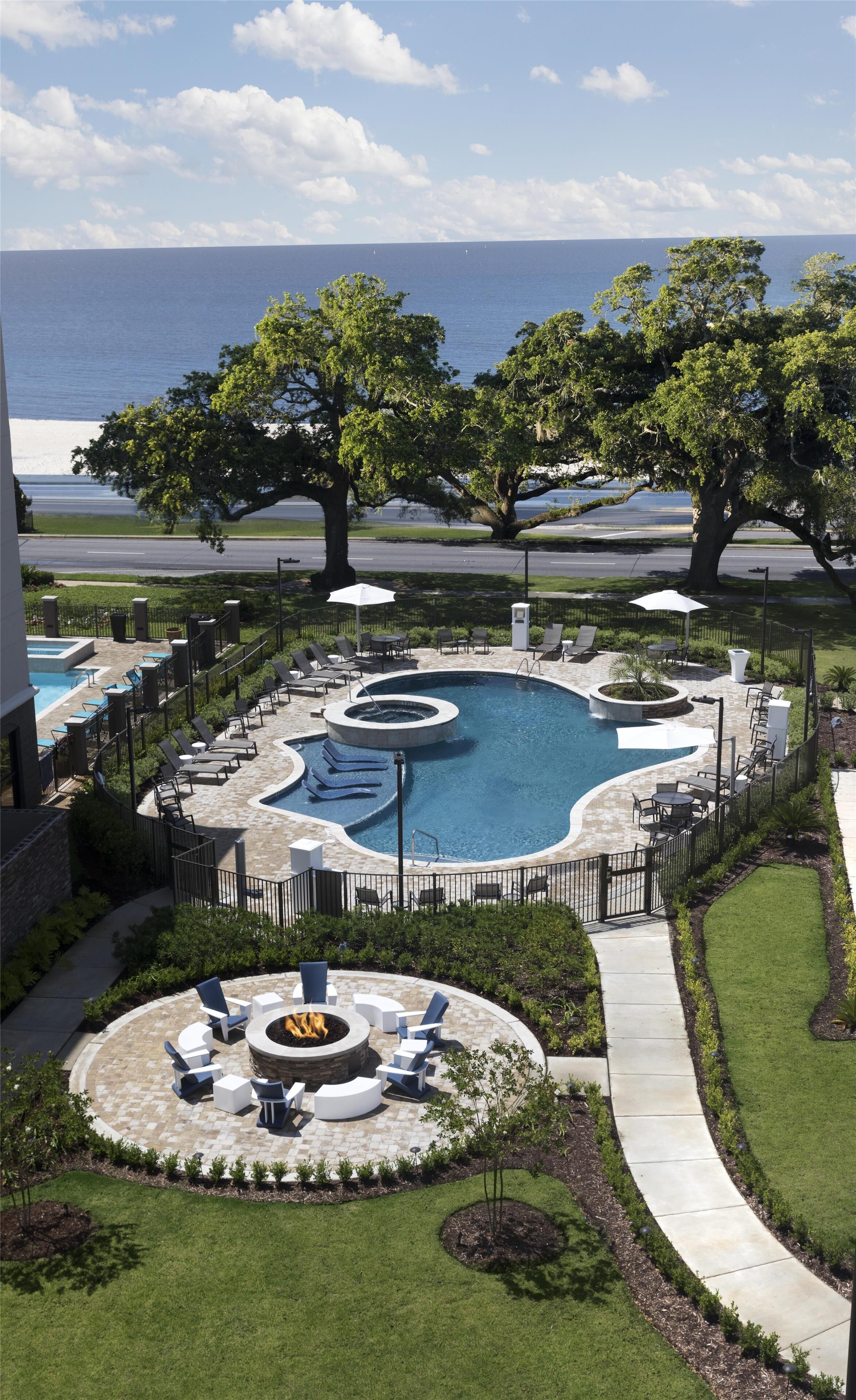 Kolam renang outdoor dan sebuah kolam renang air hangat