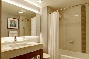 Regadera, amenidades de baño gratuitas, secadora de cabello, toallas 