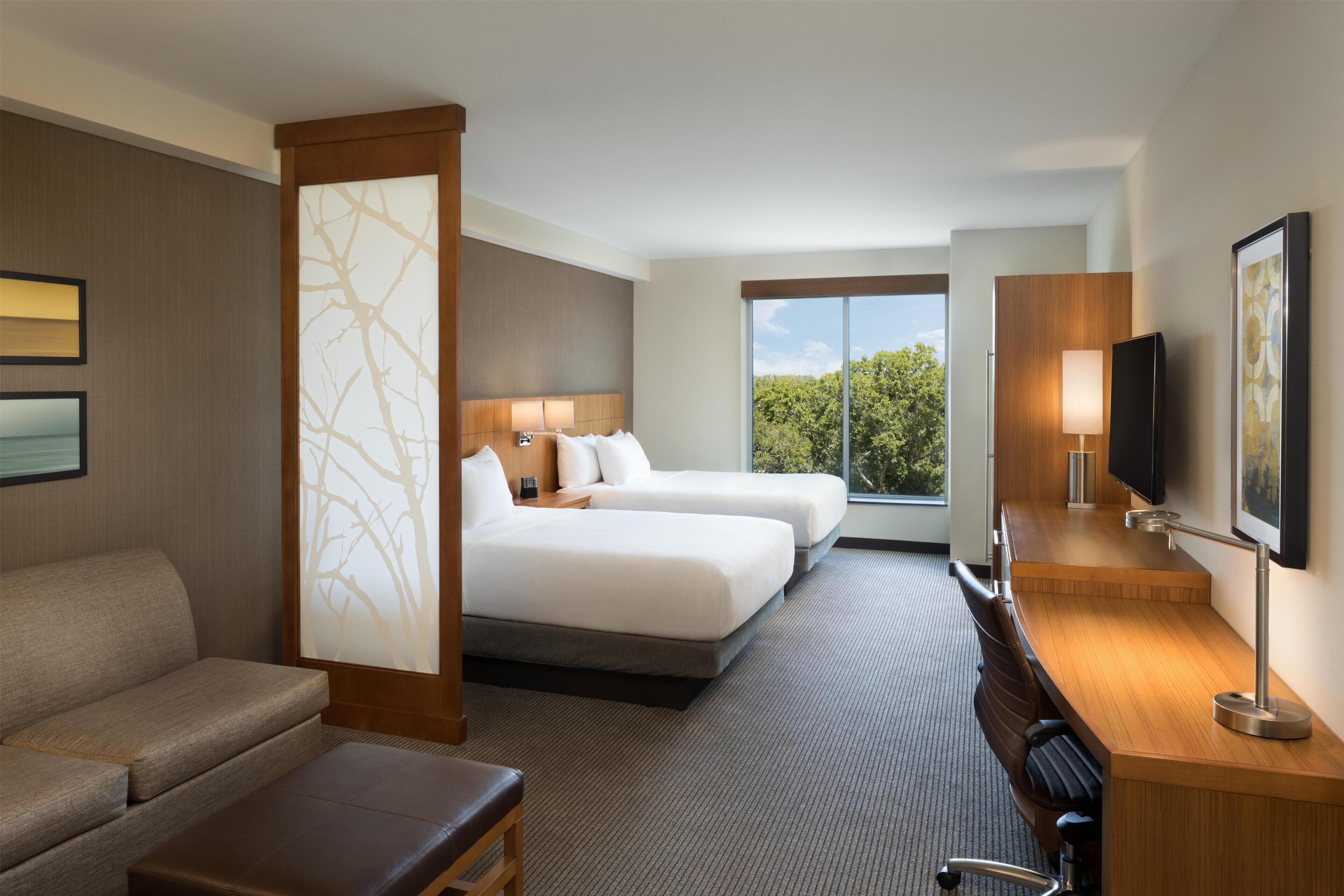 Kamar, Beberapa Tempat Tidur (2 Queen and 1 Sofa Bed) | Seprai premium, brankas, meja kerja, dan setrika/meja setrika