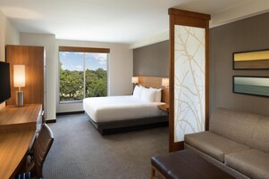 Quarto, 1 cama King e sofá-cama | Roupas de cama premium, cofres nos quartos, escrivaninha