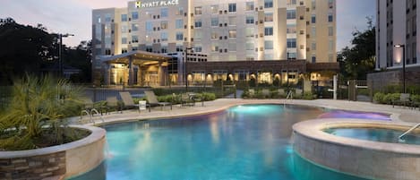 Utendørsbasseng og et oppvarmet basseng