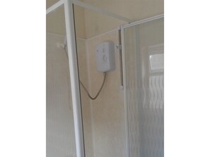 Shower, free toiletries, towels, soap - Nelcon Hotel (Blackpool)
