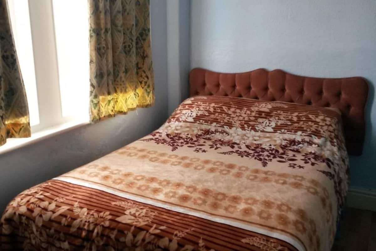 WiFi (free), bed sheets