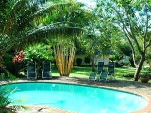 Una piscina al aire libre