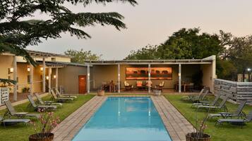 Kolam renang terbuka, payung kolam, kerusi lepak pantai