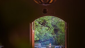 Een interieur van een restaurant met een houten plafond en uitzicht op het terras.