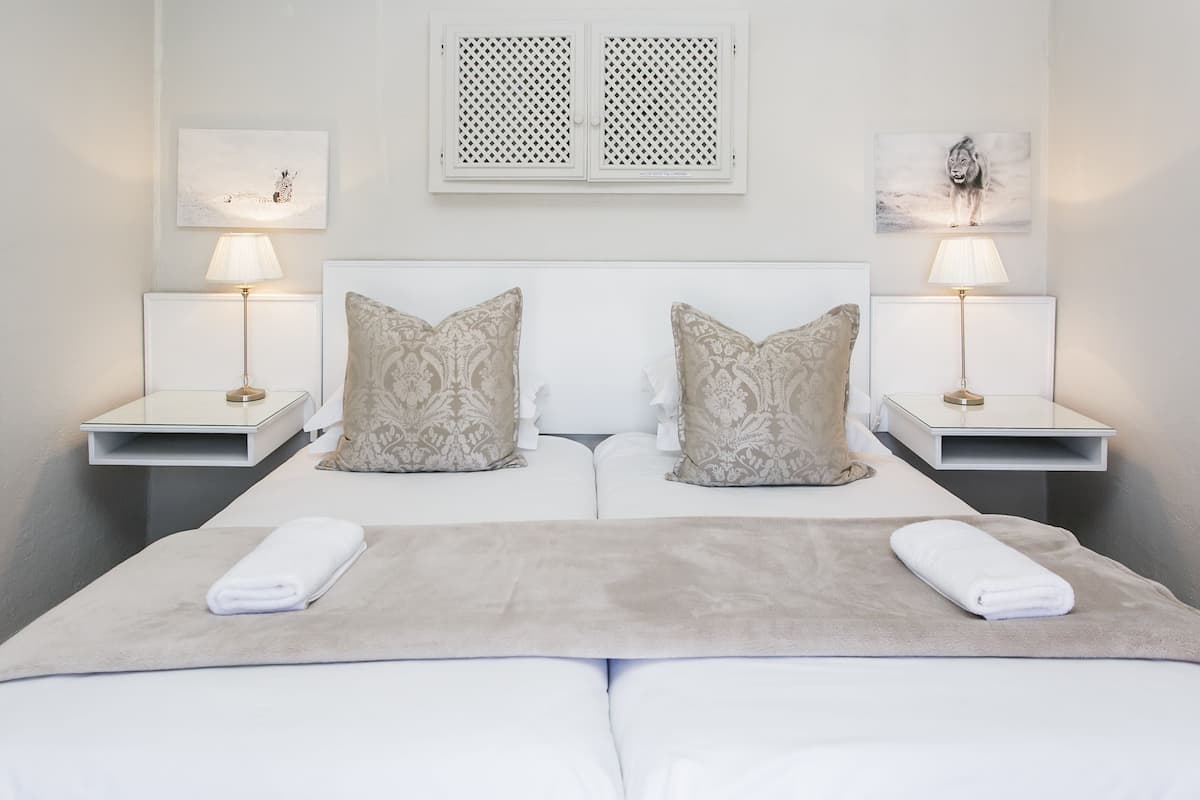 Deluxe Room, 1 Bedroom ( Deluxe Room Twin + Single) | Bed sheets