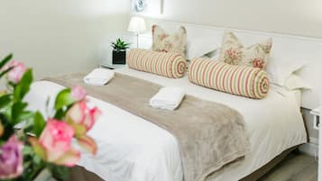 Quarto luxo, 1 quarto (Deluxe Room Queen Bed + Single bed) | Roupa de cama
