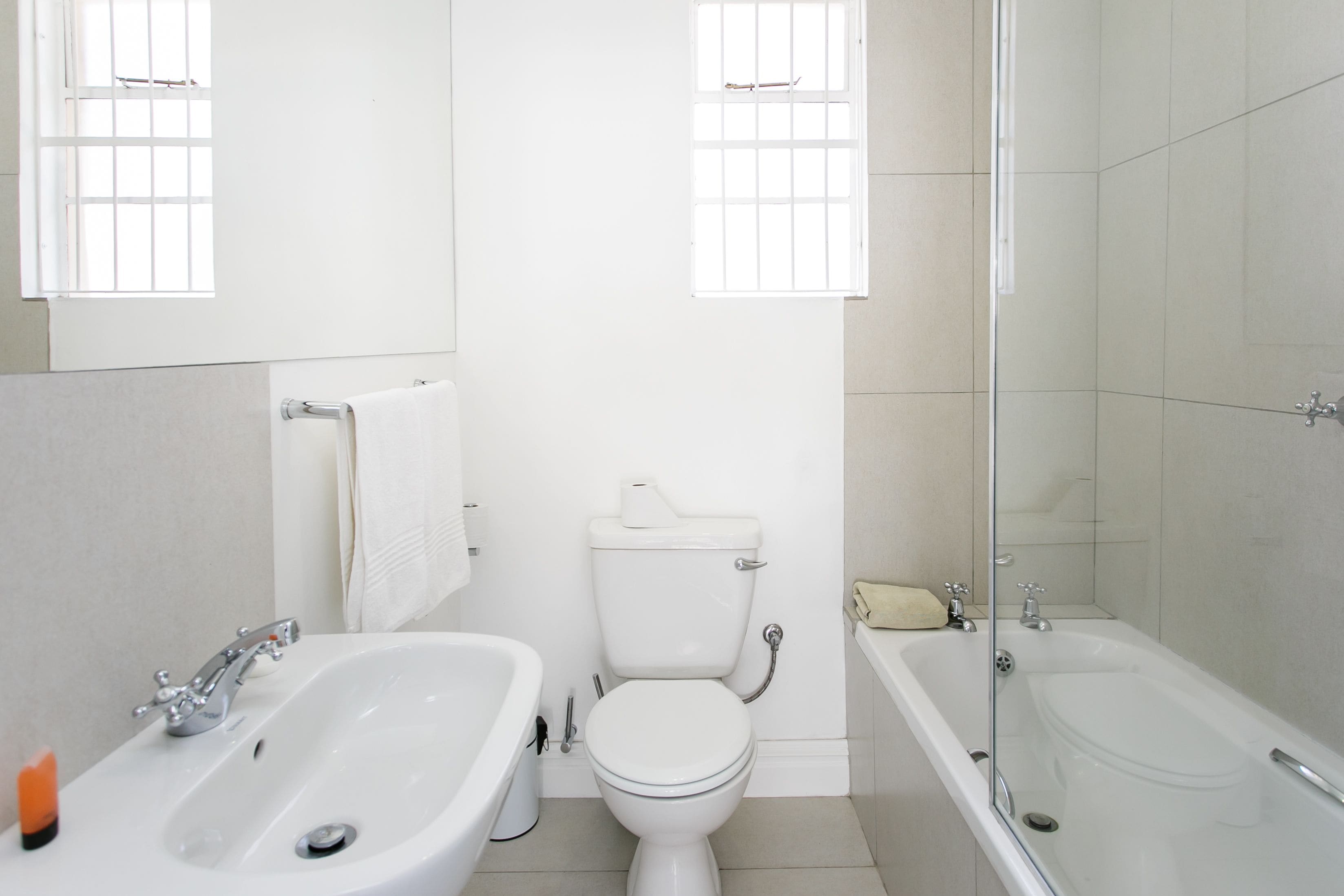Ein Badezimmer mit Waschbecken, Toilette und Badewanne.