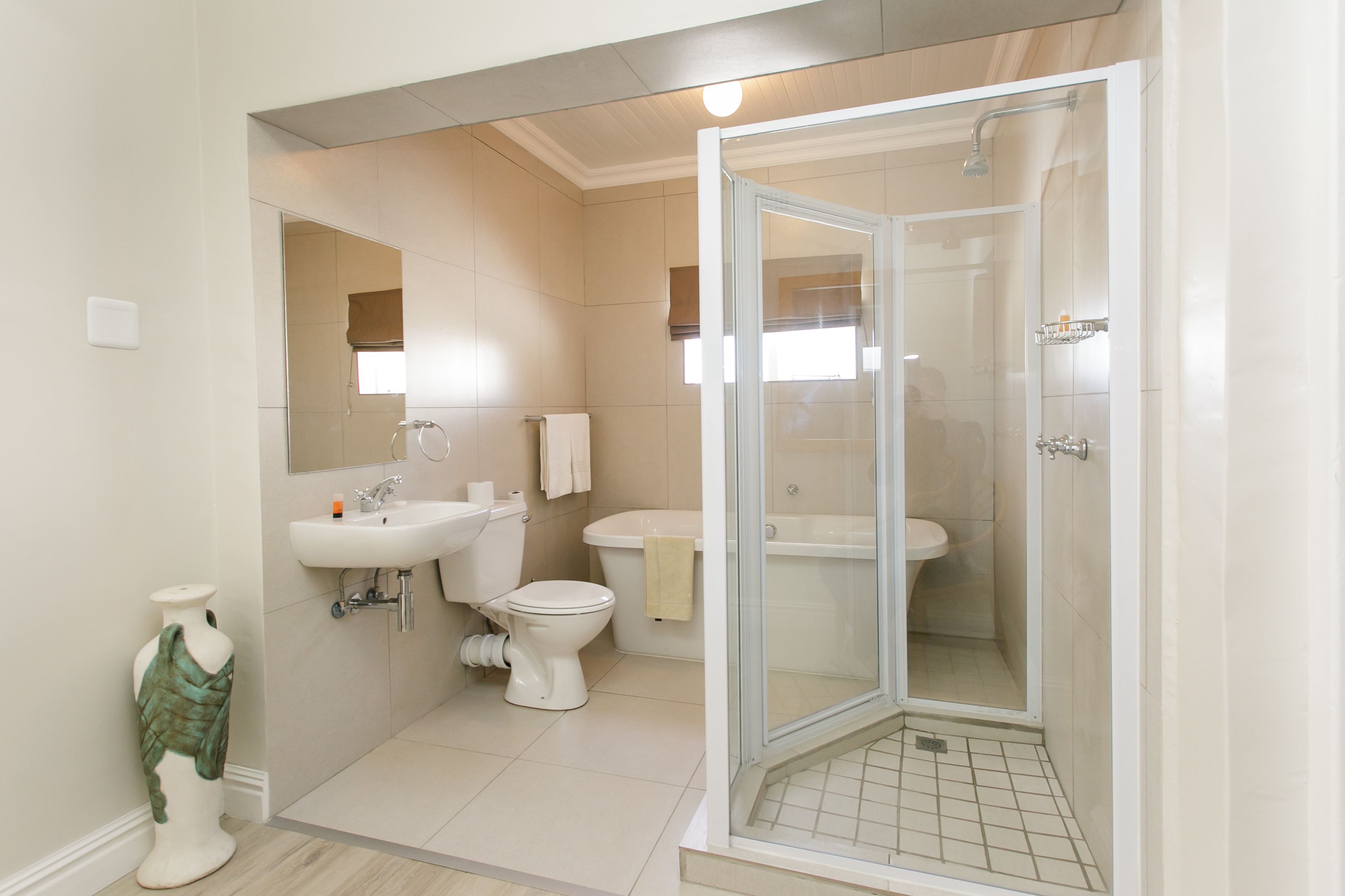 Deluxe kamer, 1 slaapkamer (Deluxe Room Queen + Bunker + Bunker) | Badkamer | Gratis toiletartikelen, handdoeken, shampoo
