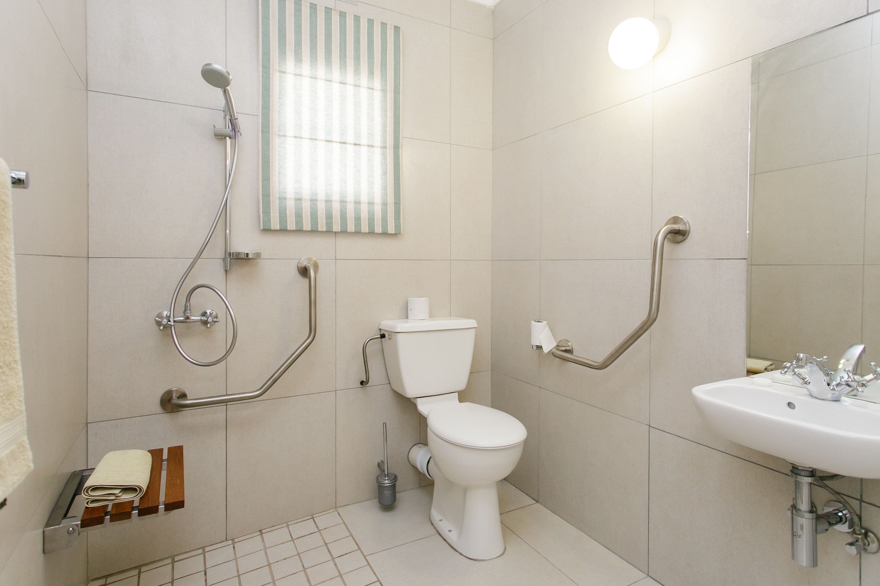 Un baño moderno con inodoro, ducha y lavamanos.