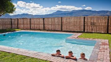 2 piscine all'aperto, lettini