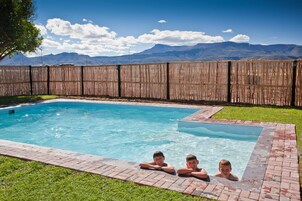 2 室外游泳池，日光浴躺椅