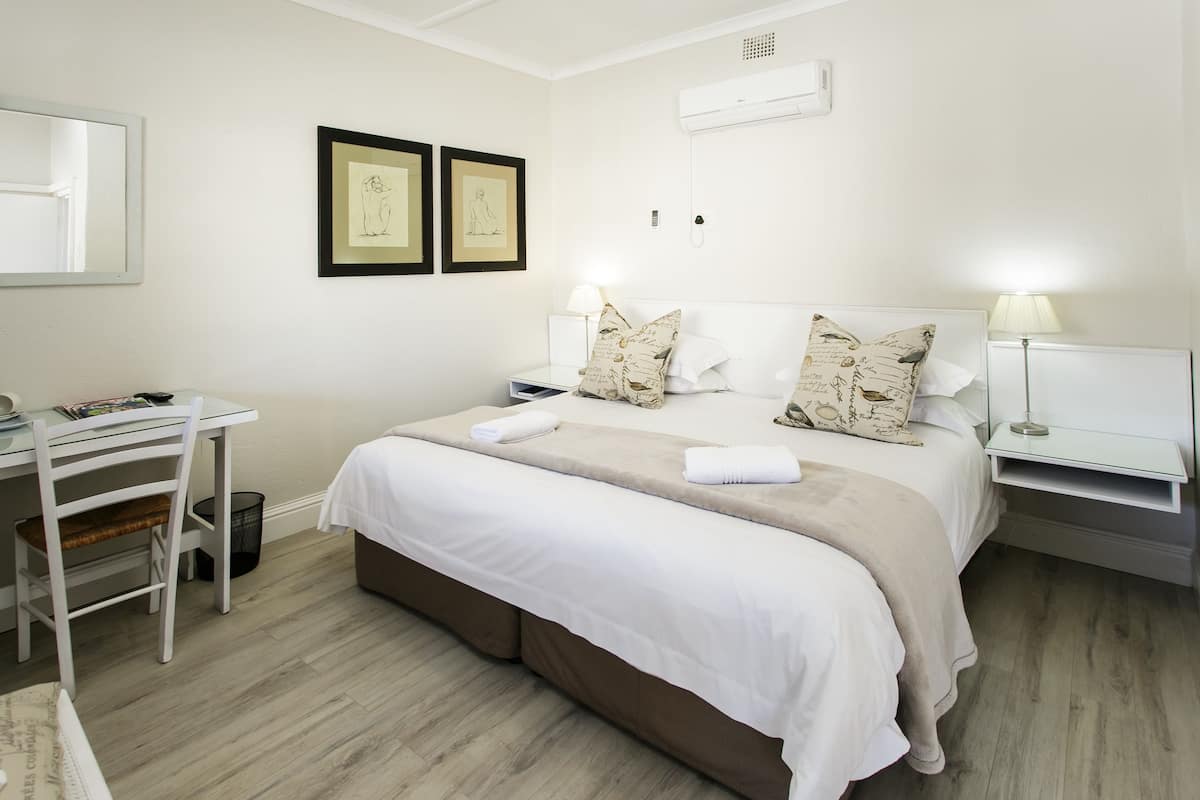 Room (Deluxe King Bed Room) | Bed sheets