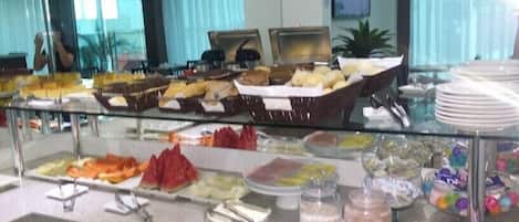 Free daily buffet breakfast