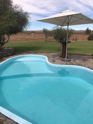 สระว่ายน้ำกลางแจ้ง