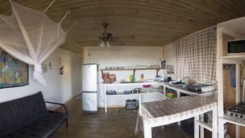 Réfrigérateur, micro-ondes, plaque de cuisson, bouilloire électrique