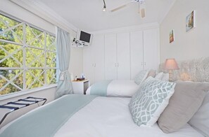 In-room safe, desk, iron/ironing board, free WiFi - Bridgehouse (Randburg)