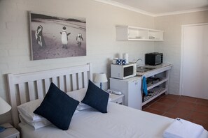 Economy Studio, 1 Bedroom, Partial Ocean View | Egyptian cotton sheets, premium bedding, pillowtop beds - Seagetaway (Cape Town)