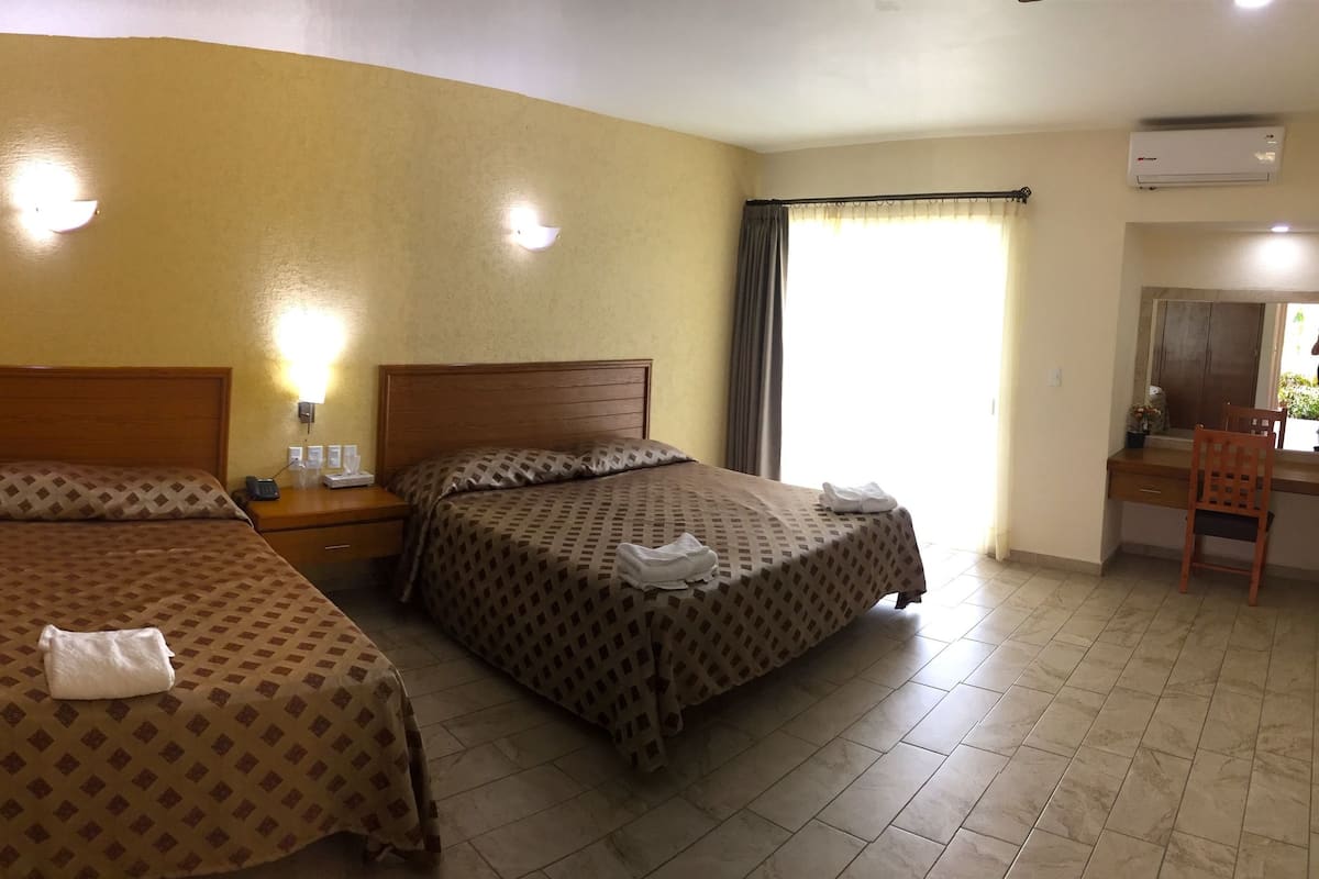 Superior Room with Air Conditioning | 办公桌、床单