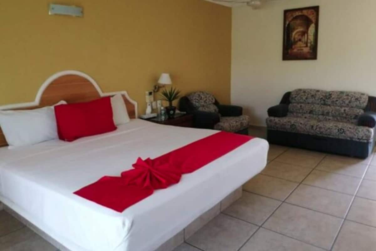 Basic room with 1 King bed and Fan (No air conditoning) | 办公桌、床单
