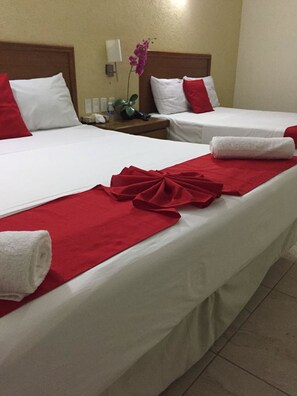 Superior Room with Air Conditioning | Desk, bed sheets - Hotel JS (Yautepec)