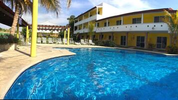 2 udendørs pools, åben fra kl. 08.00 til kl. 20.00, parasoller