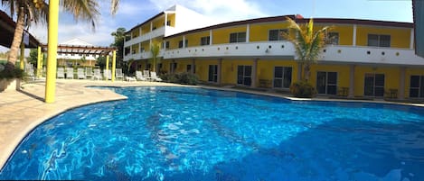 2 buitenzwembaden, parasols bij het zwembad en ligstoelen