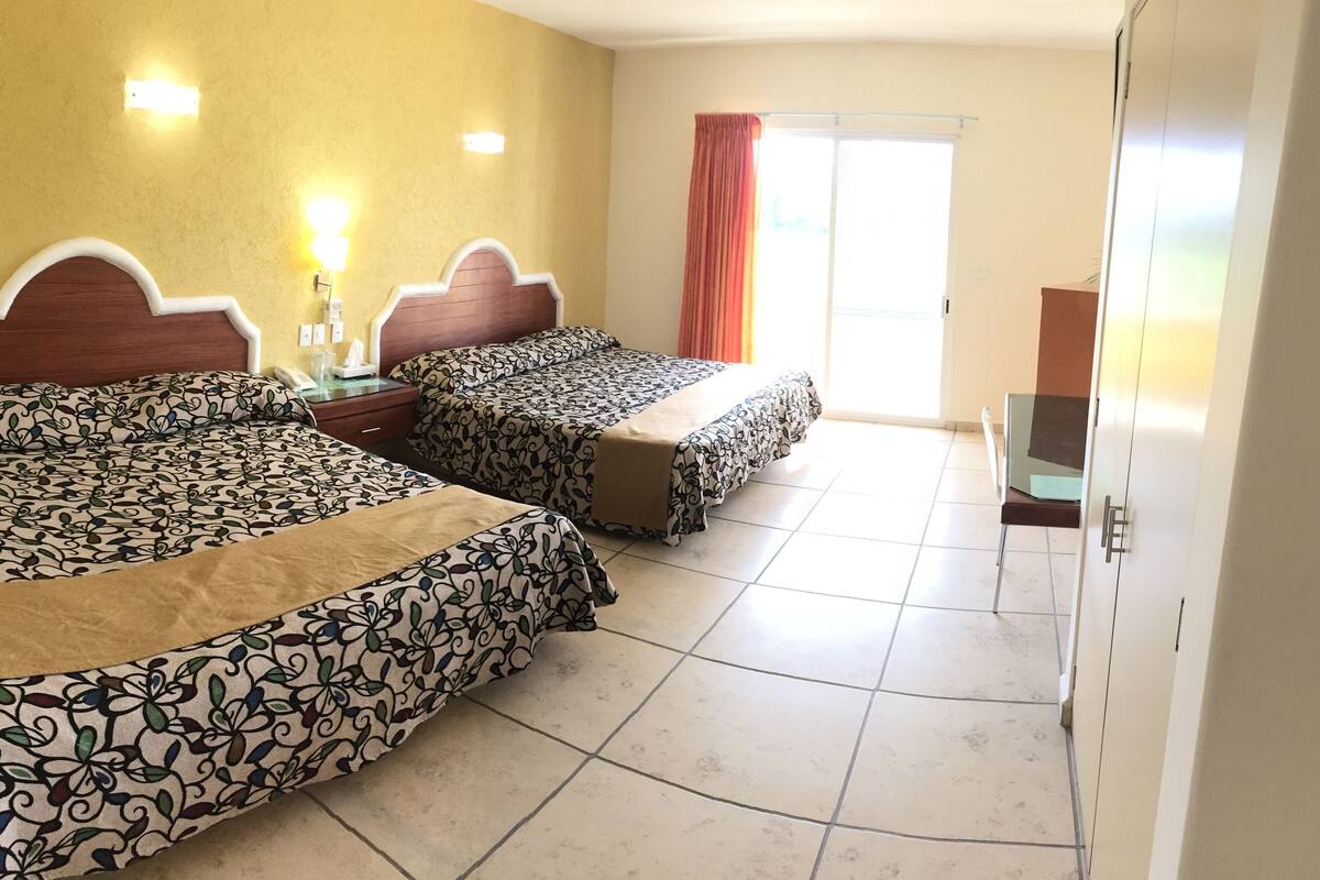 Premium room with Air conditioning and Bathub | 办公桌、床单