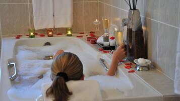 Buồng tắm vòi sen, đồ dùng nhà tắm được thiết kế riêng, máy sấy tóc