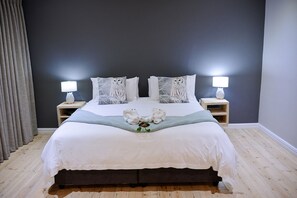 Family Quadruple Room | Premium bedding, rollaway beds, free WiFi - Two Fat Owls Guesthouse (George)