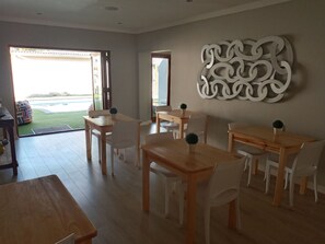 Daily breakfast for a fee - Two Fat Owls Guesthouse (George)