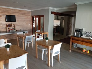 إفطار يومي مقابل رسوم