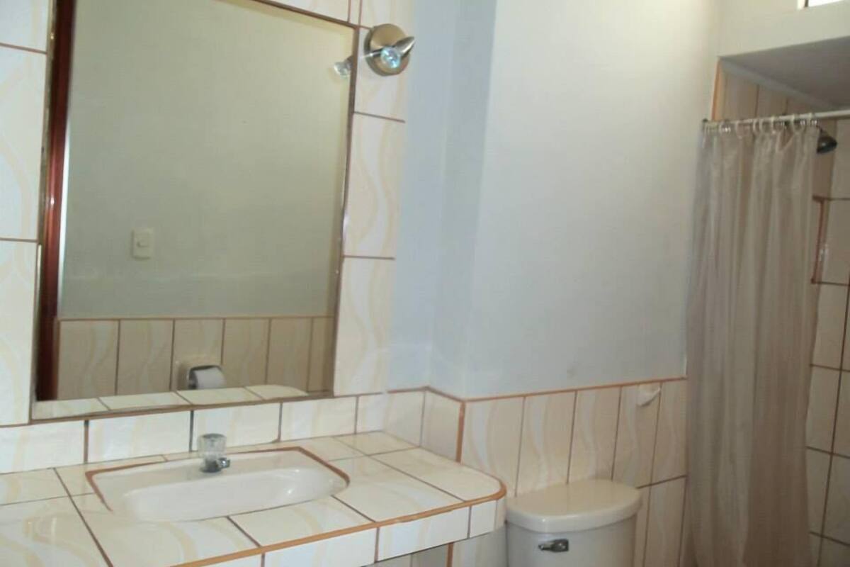 Quarto casal | Banheiro | Chuveiro, secador de cabelo (mediante solicitação)