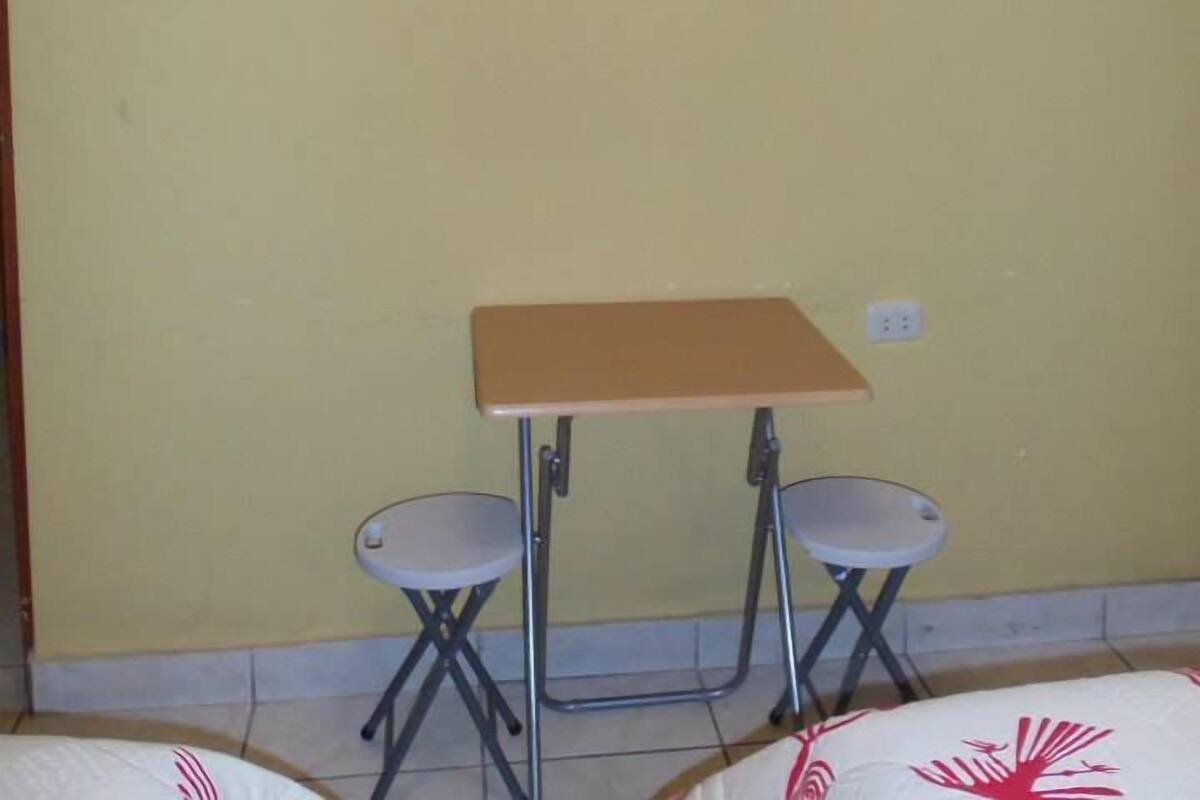 Quarto solteiro | Cofres nos quartos, escrivaninha, Wi-Fi de cortesia