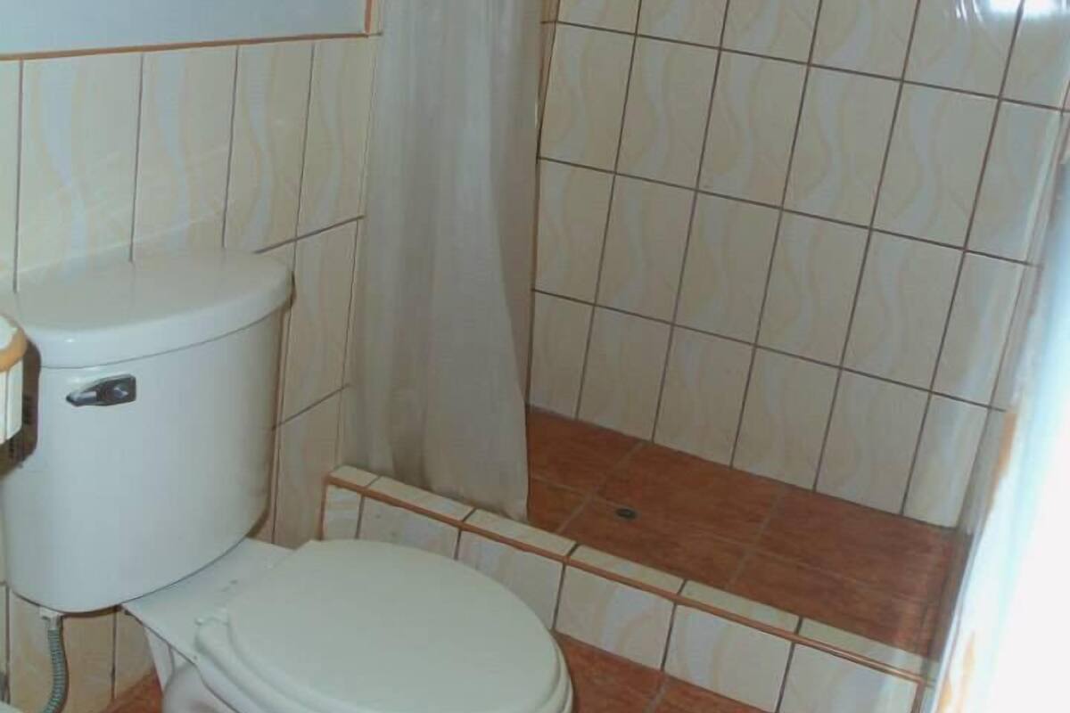 Quarto casal de uso individual | Banheiro | Chuveiro, secador de cabelo (mediante solicitação)