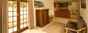 Room 04 (Cottage)  | 거실 공간 | LED TV
